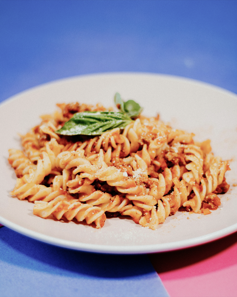 Nudeln mit Tomatensoße auf einem weißen Teller