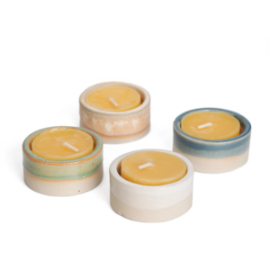 Bienenwachsteelichter in glasierten Teelichthaltern aus Steinzeug