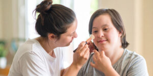 Gegenseitige Gesichtsmassage mit Entspannung und Musik