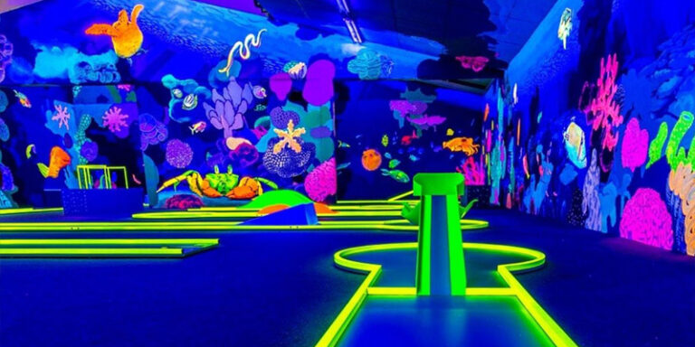 Schwarzlicht Minigolf