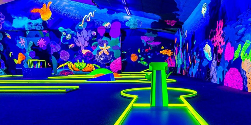 Schwarzlicht Minigolf